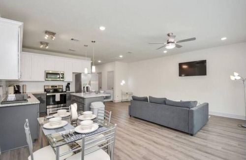 Southeast Houston House | Shades of Grey 3 BR/2.5 BA Near Dwntwn & NRG