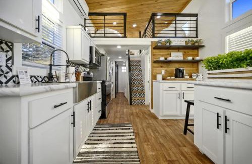 Clayton House | Shadowrock - Luxury Tiny Home with Amazing Views