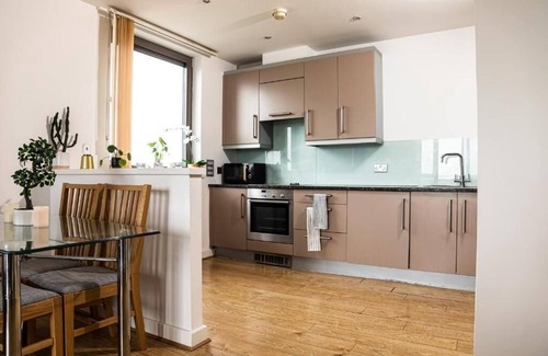 Stepney Green Apartment | Shadwell station,Whitechapel hospital, 2bedroom LuxuryApartment on the14th floor