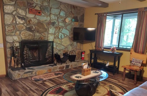 Blairsville Cabin | Shady Acre Retreat-Hot Tub-Firepit-Fireplace-Close to town-Paved access, Wi-Fi.