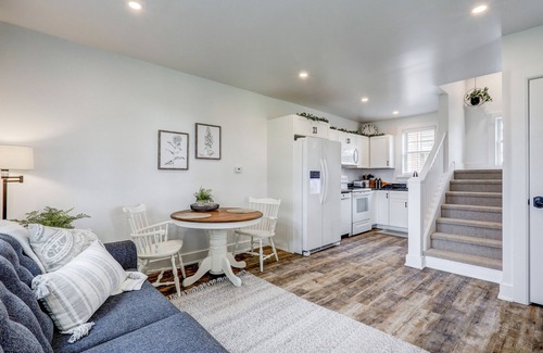 Kinzers Apartment | Shady Brick Getaway/Cozy & charming/King bed/100 Acre farm