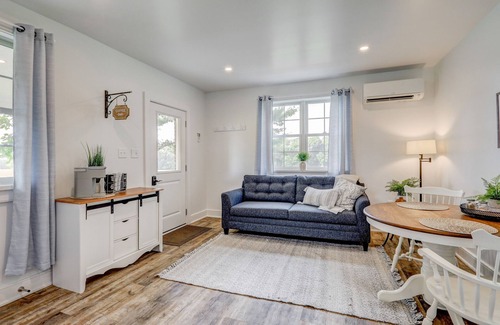 Kinzers Apartment | Shady Brick Getaway/Cozy & charming/King bed/100 Acre farm