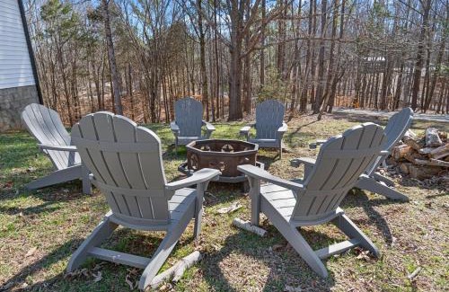 Winchester House | Shady Cove Retreat With Peaceful Views Firepit with Marina and Lake Access Nearby