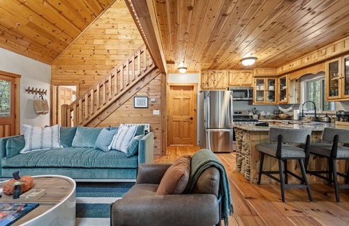 Blue Ridge Cabin | Shady Grove creekside cabin in Blue Ridge GA