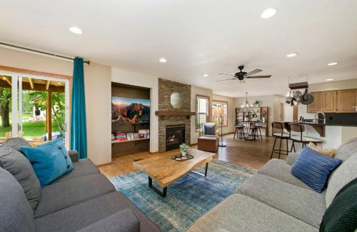 Loveland House | Shady Grove with 4 King Beds, Dog Run and Outdoor Fun