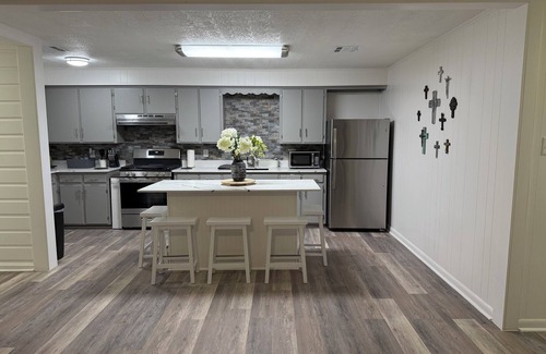 Lake Charles House | Shady Oak Cozy Getaway - Lake Charles, LA