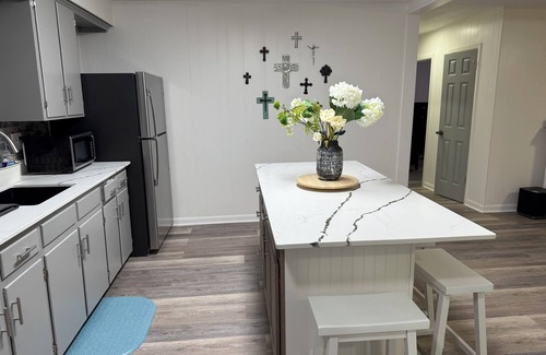 Lake Charles House | Shady Oak Cozy Getaway - Lake Charles, LA