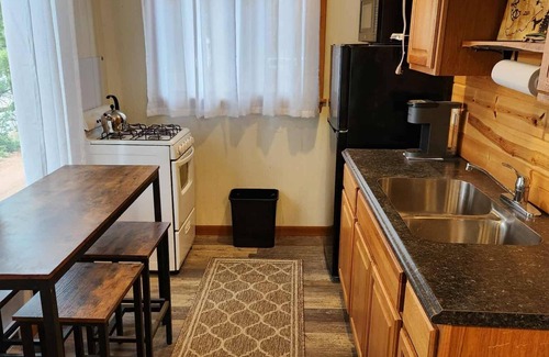 Rhinelander Cabin | Shady Rest Cabin #2, lakefront, firepit, sleeps 6, pets welcome, sandy beach