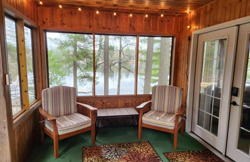 Rhinelander Cabin | Shady Rest Cabin #2, lakefront, firepit, sleeps 6, pets welcome, sandy beach