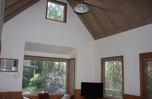 Harrietville Cottage | Shadybrook alpine cottage one bedroom No 3 in gardens adjoining the Ovens River