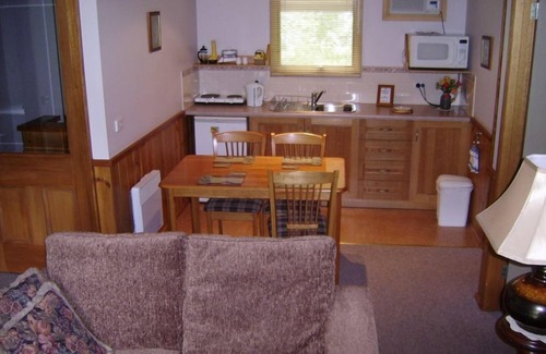 Harrietville Apartment | Shadybrook Alpine Apartment and garden