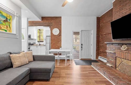 East Liberty Apartment | Shadyside/Pittsburgh, Modern & Accessible 2 Bedroom with Free Parking