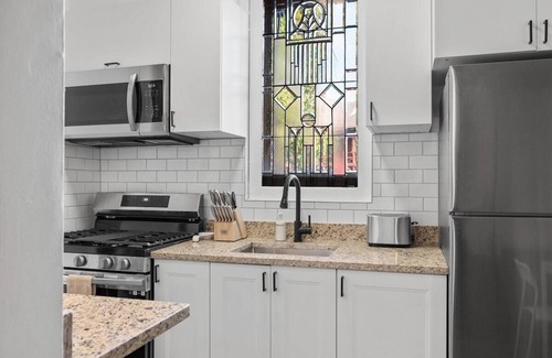 East Liberty Apartment | Shadyside/Pittsburgh, Modern & Accessible 2 Bedroom with Free Parking