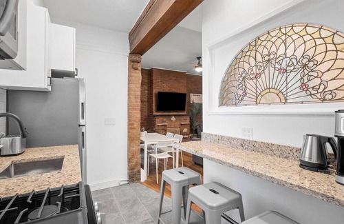 East Liberty Apartment | Shadyside/Pittsburgh, Modern & Accessible 2 Bedroom with Free Parking