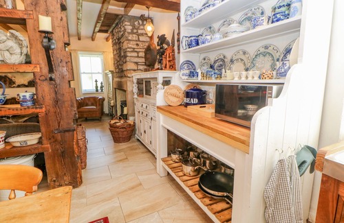 Haydon Bridge Cottage | SHAFTOE MEWS, family friendly, with open fire in Haydon Bridge