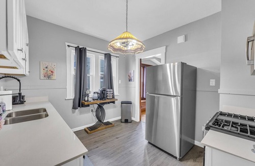 Cleveland House | Shaker Square|Sleeps 4|Front Porch|Coffee Station