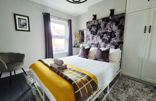 Salisbury House | 'Shakespeare Cottage' - Free Parking near Salisbury Railway Station & Walk to City