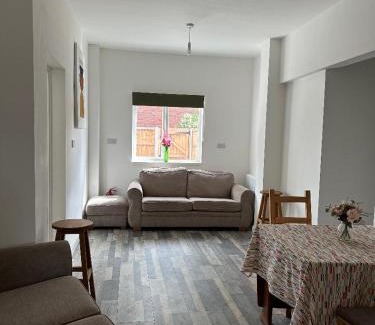 Barrow-on-Trent House | Shakespeare House 19 bedrooms 30 beds up to 42 people stay