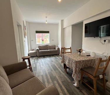 Barrow-on-Trent House | Shakespeare House 19 bedrooms 30 beds up to 42 people stay