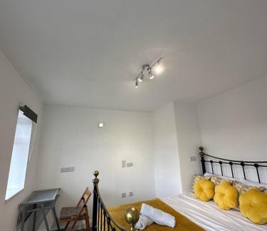 Barrow-on-Trent House | Shakespeare House 19 bedrooms 30 beds up to 42 people stay