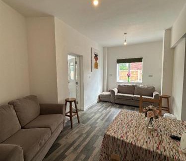 Barrow-on-Trent House | Shakespeare House 8 bedrooms 13 beds stay up to 16 people