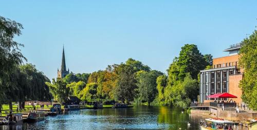 City Centre Apartment | Shakespeare's Writing Den On Riverside