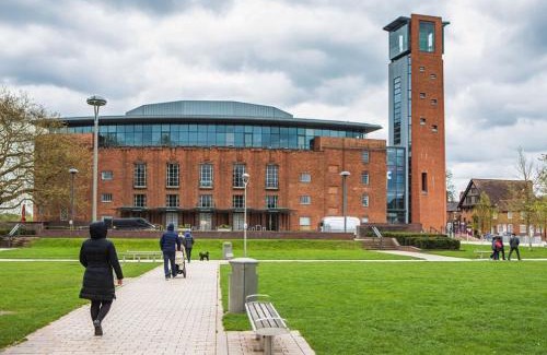 City Centre Apartment | Shakespeare's Writing Den On Riverside