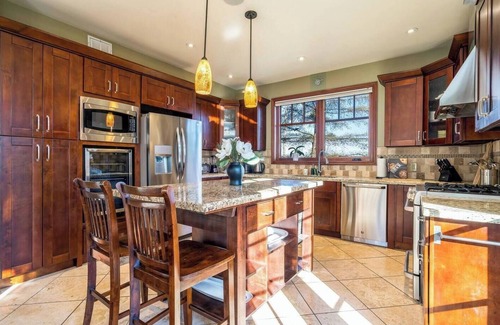 Craigleith Ski Chalet | Shale Beach House - 5 minutes drive to Blue Mountain Village!