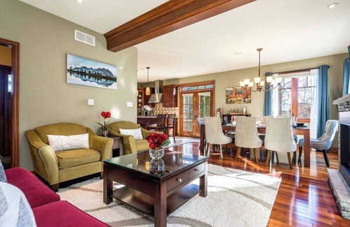 Craigleith Ski Chalet | Shale Beach House - 5 minutes drive to Blue Mountain Village!