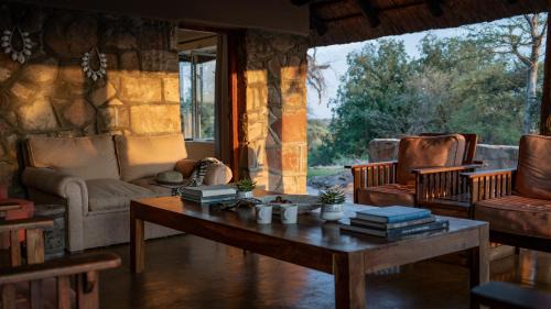 Pont Drift House | Shalimpo Safari Home - Mashatu Game Reserve
