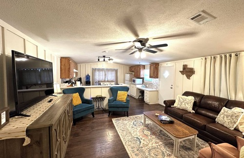 Levelland Cottage | Shalom Abode - Country Experience in the City!