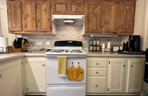 Levelland Cottage | Shalom Abode - Country Experience in the City!