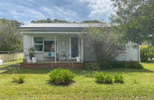 Culburra Beach House | Shalom Beach Cottage - Free Wifi - 300m to beach
