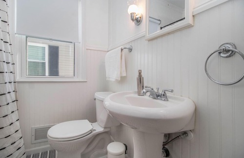 South Bend House | Shamrock Sanctuary walkable to Notre Dame 1.5 mi