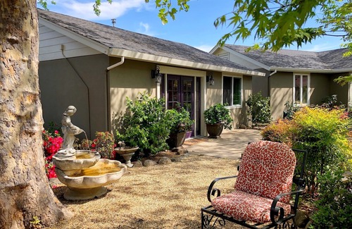 Sonoma Cottage | Shandon Oaks. Private 1-Bedroom Garden Cottage on Sonoma's East side.