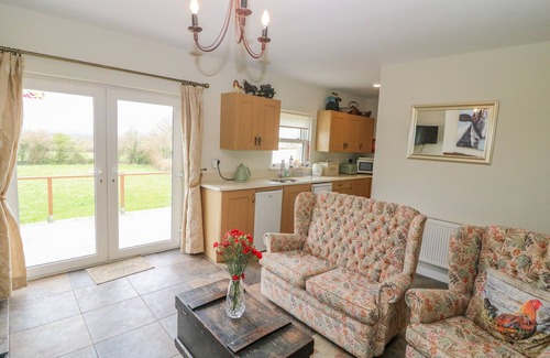 Charleville Cottage | SHANDRUM BROOK, pet friendly, country holiday cottage in Charleville