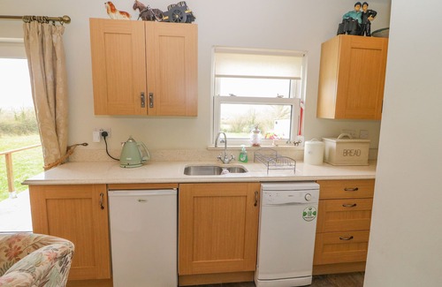 Charleville Cottage | SHANDRUM BROOK, pet friendly, country holiday cottage in Charleville