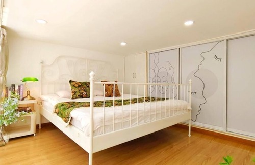 Huaihai Road Commercial Area House | Shanghai Hills & Aromahome Modern Cottage Home Retreat