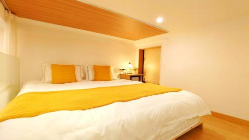 Huaihai Road Commercial Area Apartment | Shanghai Hills & Aromahome UrbanLuxe Family bnb close to Mid Huaihai rd