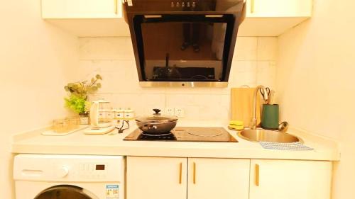 Huaihai Road Commercial Area Apartment | Shanghai Hills & Aromahome UrbanLuxe Family bnb close to Mid Huaihai rd