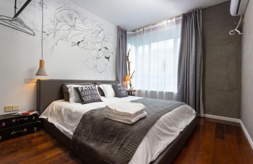 Pudong Apartment | Shanghai Hills&Chuanyu Inn- Line2,7,16,18 Near SNIEC & Maglev Longyang Road Station