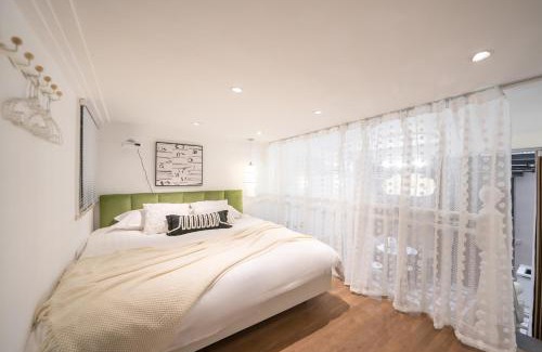Huaihai Road Commercial Area Apartment | Shanghai Hills & Serendipity Family Boutique Near Line13 Mid Huaihai Road