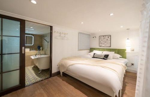 Huaihai Road Commercial Area Apartment | Shanghai Hills & Serendipity Family Boutique Near Line13 Mid Huaihai Road