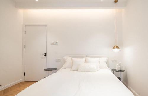 Huangpu Apartment | Shanghai Hills & Serendipity Family Homestay with 3 Bedrooms Near Line4&8 South Xizang Rd