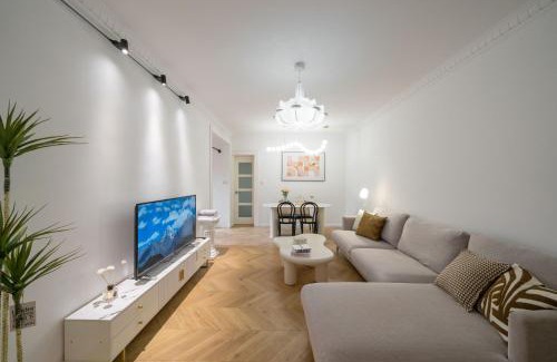 Huaihai Road Commercial Area Apartment | Shanghai Hills & Serendipity Springtime Family BNB with Two Rooms close to West Nanjing Rd