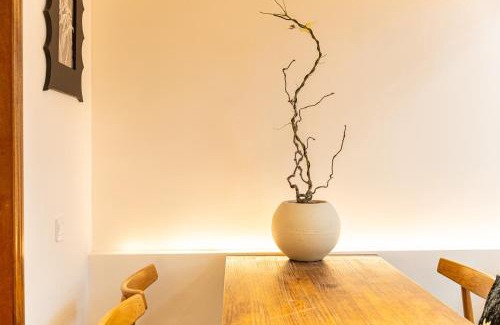 Jing'an Apartment | Shanghai Hills & Well-time MCM Family B&B with Terrace Near Line2 Jing'an Temple