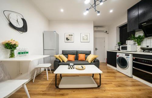 Xuhui Apartment | Shanghai Hills&Well-time Family Homestay Fuxing 3 Bedrooms Near Line 1 Changshu rd and Near Jing'an Temple