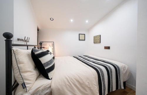 Xuhui Apartment | Shanghai Hills&Well-time Family Homestay Fuxing 3 Bedrooms Near Line 1 Changshu rd and Near Jing'an Temple