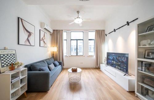 Downtown Shanghai Apartment | Shanghai Hills & Well-Time Modern Family B&B with Two bedrooms Near Bund