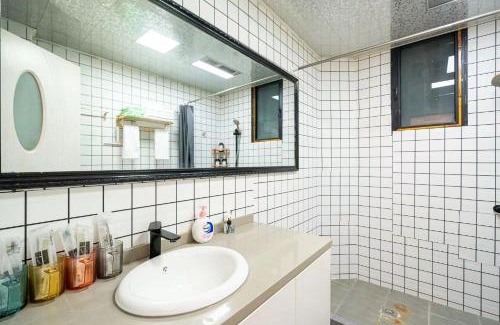 Downtown Shanghai Apartment | Shanghai Hills & Well-Time Modern Family B&B with Two bedrooms Near Bund